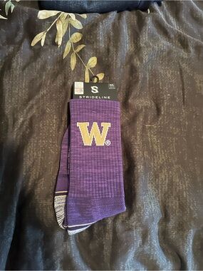 Washington huskies Men's Purple Athletic Crew Socks with Gold 'W' Accent